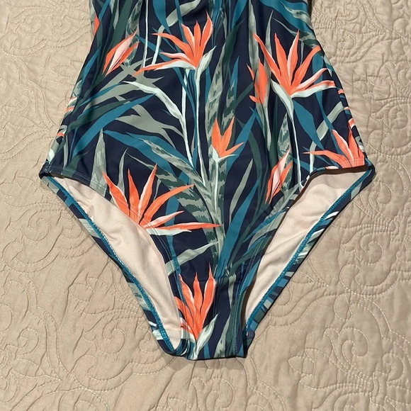 Cute Swimsuit - Picture 3 of 10